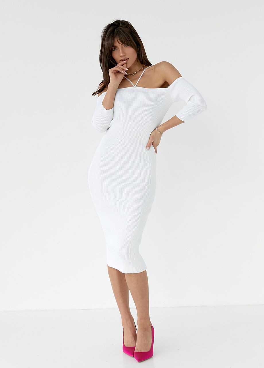 Молочное приталенное платье в рубчик No Brand