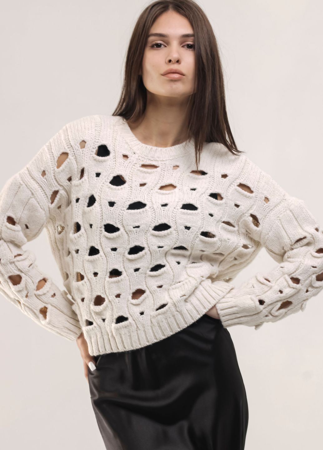 Молочный свитер с вырезами молочный Bisou