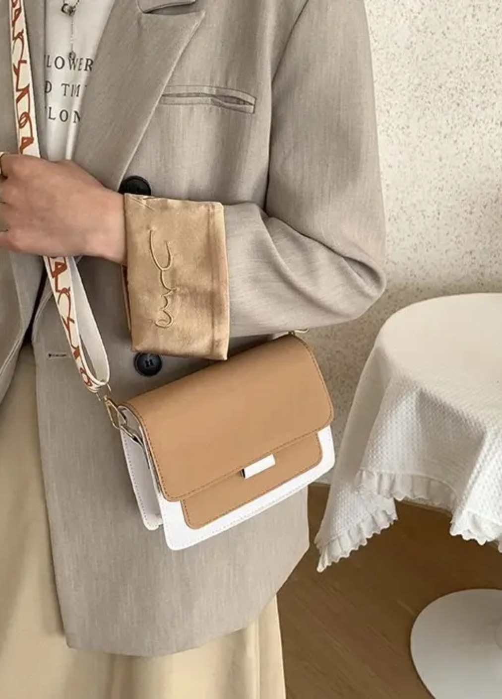Жіноча класична сумочка через плече крос-боді на ремінці бархатна велюрова замшева бежева No Brand (257007442)