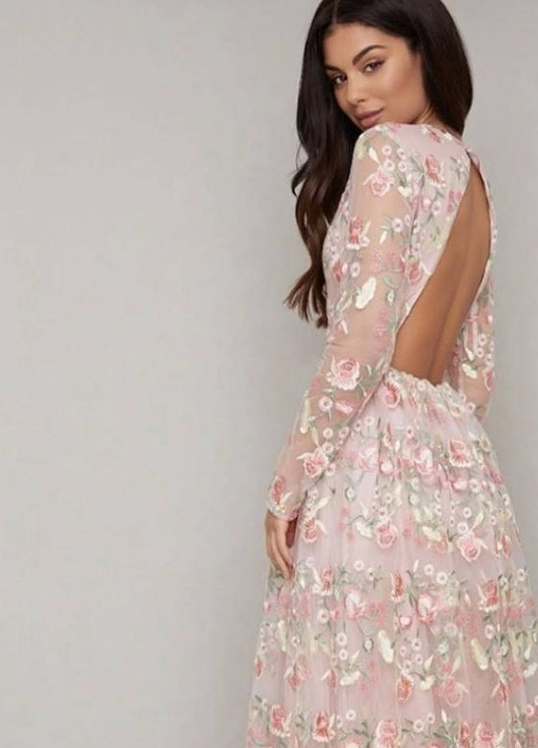 Розовое праздничный, коктейльное, вечернее платье миди с длинными рукавами, открытой спиной и цветочной вышивкой Chi Chi London с цветочным принтом