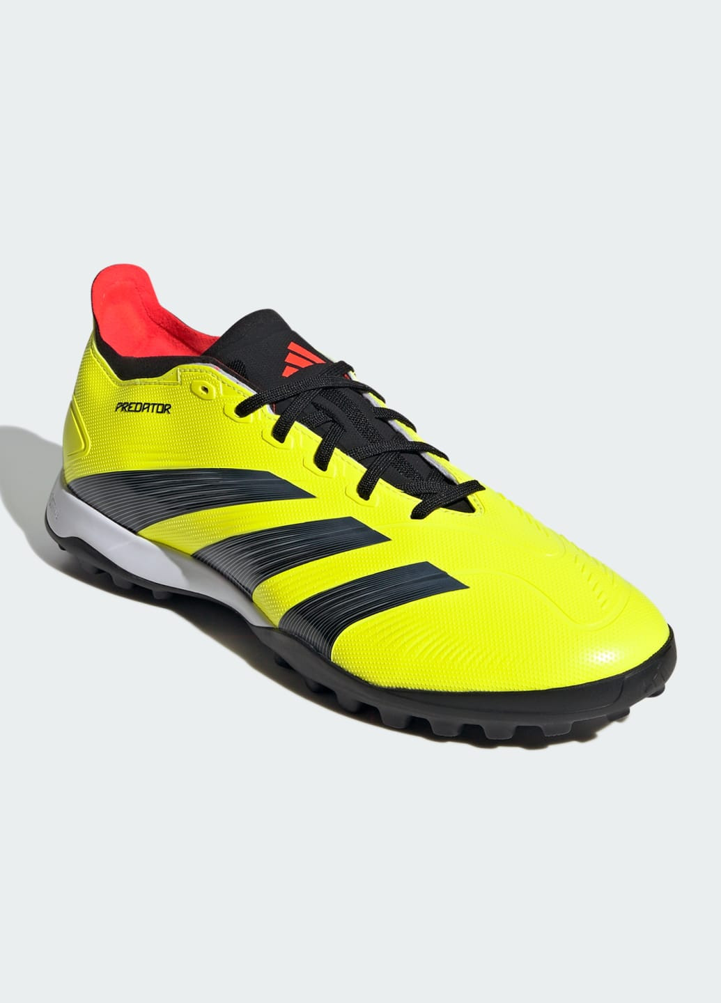 Желтые всесезонные футбольные бутсы predator 24 league low turf adidas