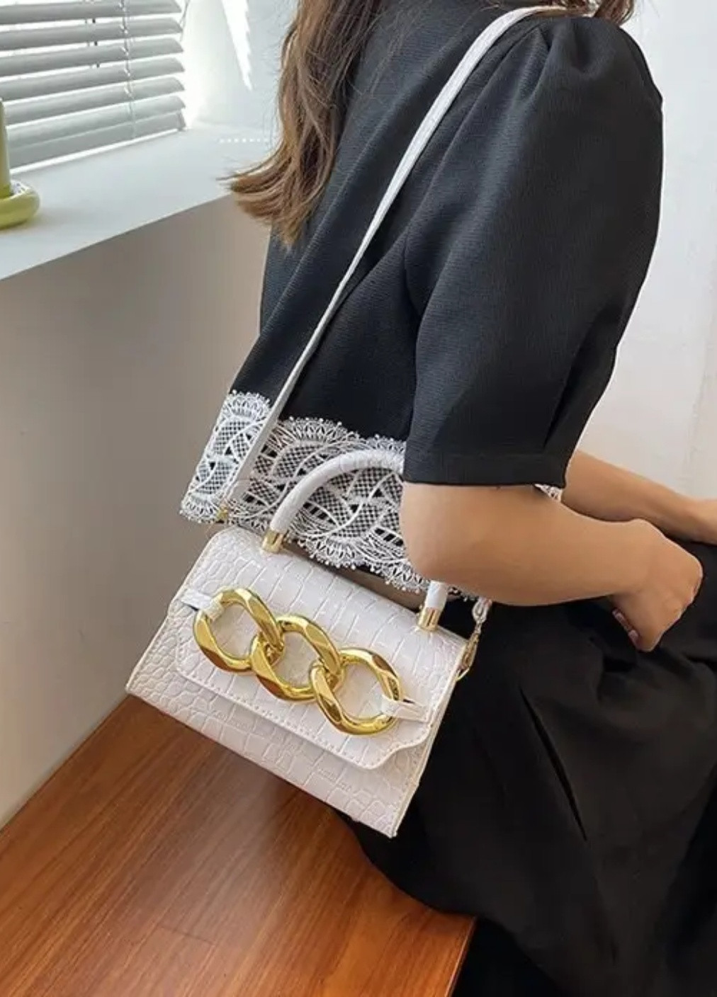 Классическая женская сумочка с кольцами на ремешке кросс-боди через плечо рептилия белая. No Brand (256992585)