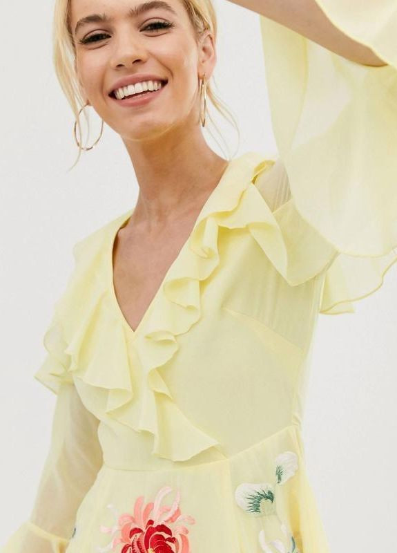 Желтое платье макси с запахом и вышивкой design Asos с цветочным принтом