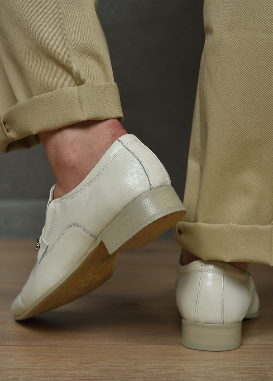 Молочные классические туфли мужские молочного цвета Let's Shop без шнурков