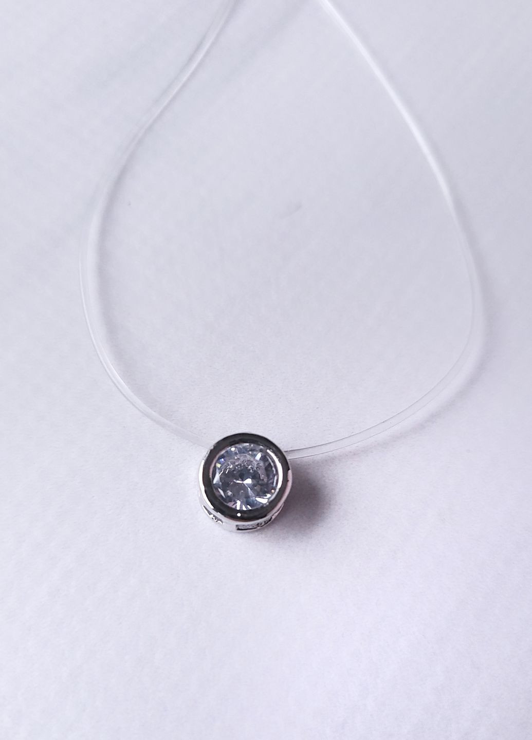 Кулон белый прозрачный камушек на леске-резинке в металлической серебристой оправе No Brand (276004384)