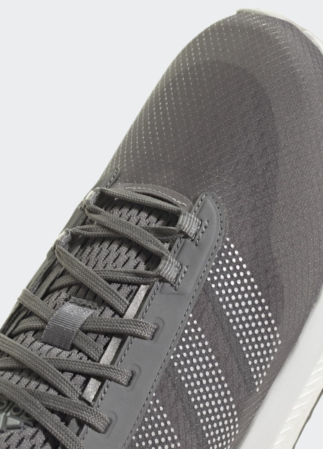 Серые всесезонные кроссовки avryn adidas