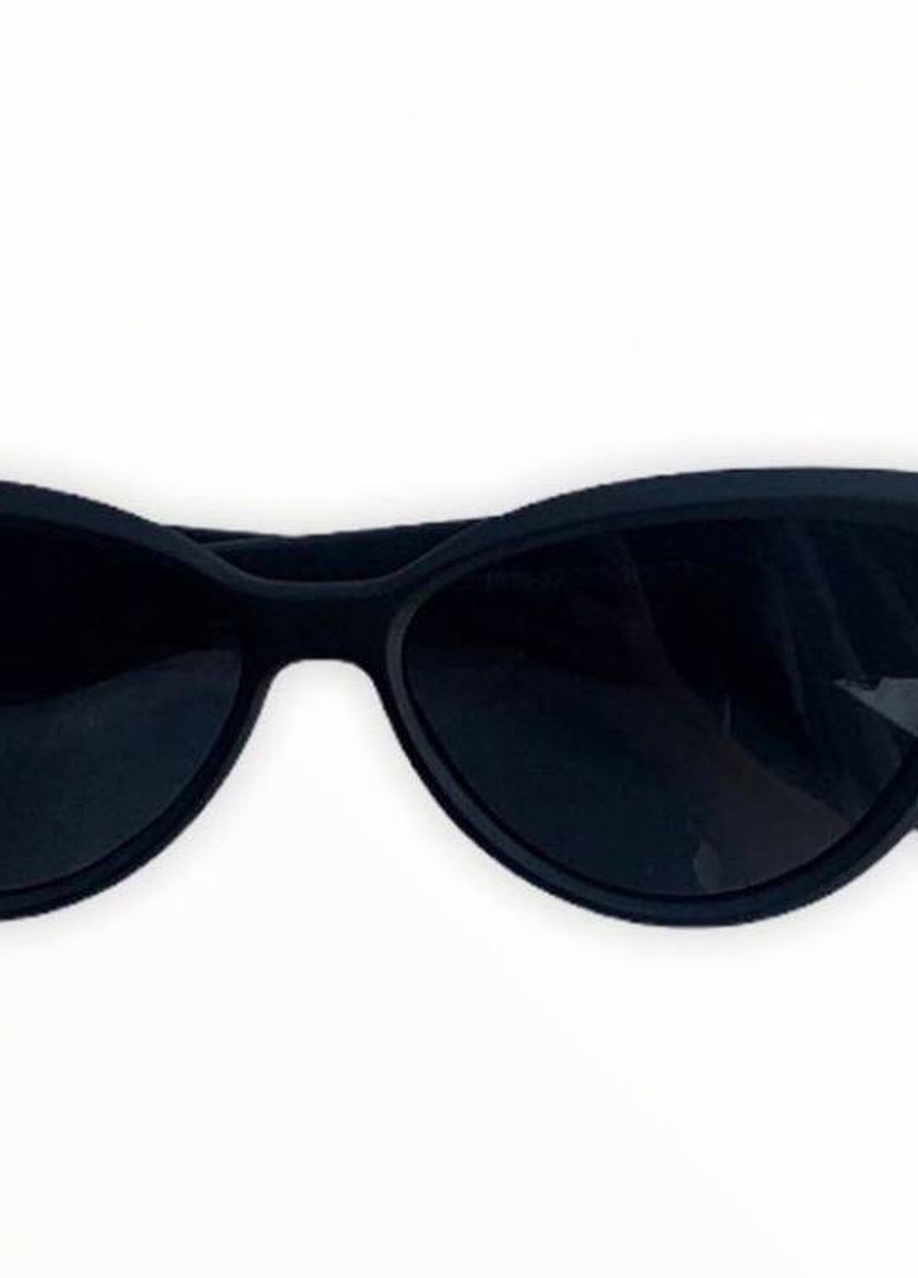 Женские солнцезащитные очки с салфеткой черные No Brand (258122624)