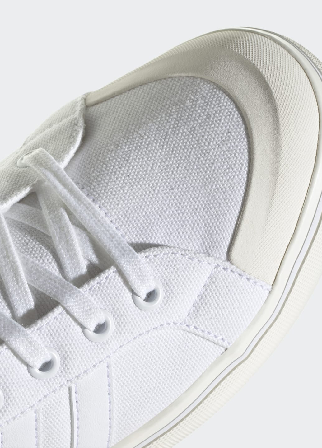 Белые всесезонные кроссовки bravada 2.0 lifestyle skateboarding canvas adidas