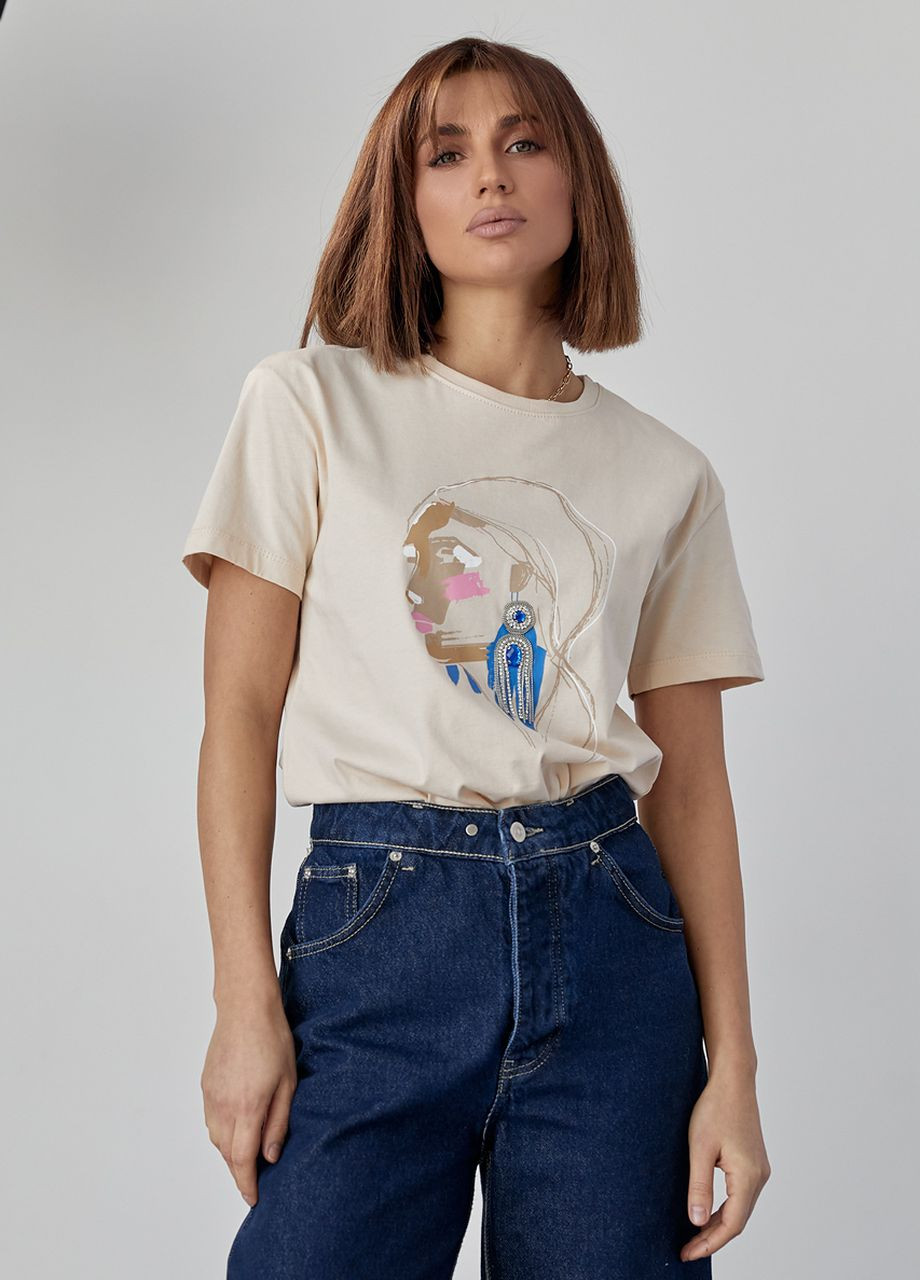 Бежевая летняя женская футболка украшена принтом девушки с сережкой - бежевый Lurex