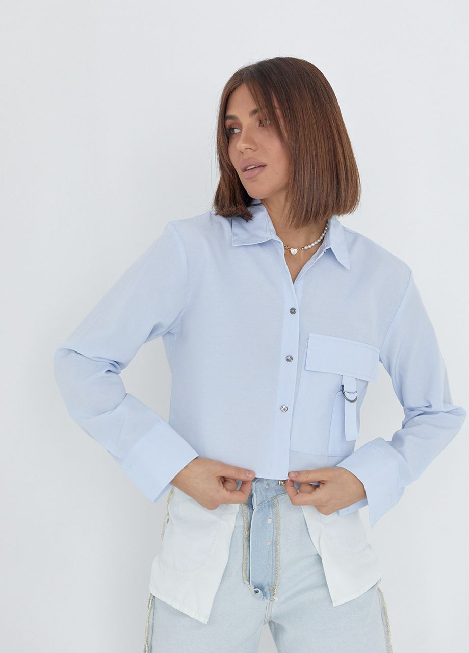 Укорочена жіноча сорочка з накладною кишенею - блакитний Lurex (277358350)