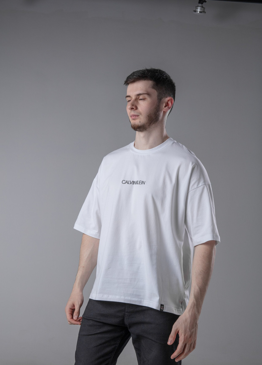 Біла стильна оверсайз футболка з лого ск Vakko