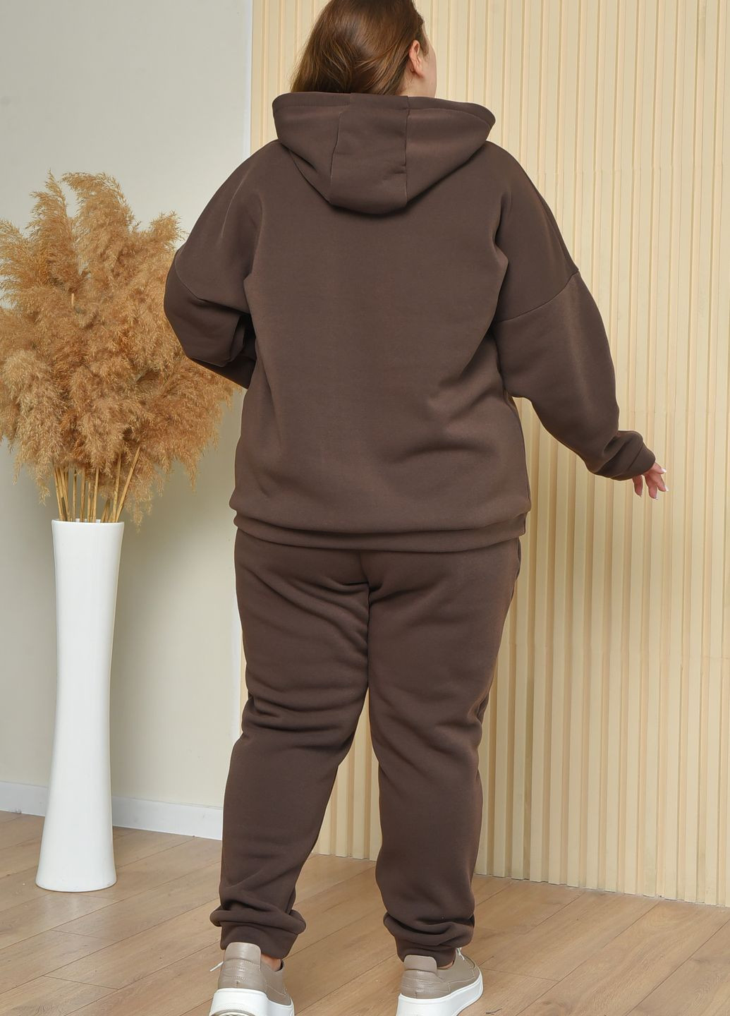 Спортивный костюм женский полубатальный на флисе коричневого цвета Let's Shop (263131385)