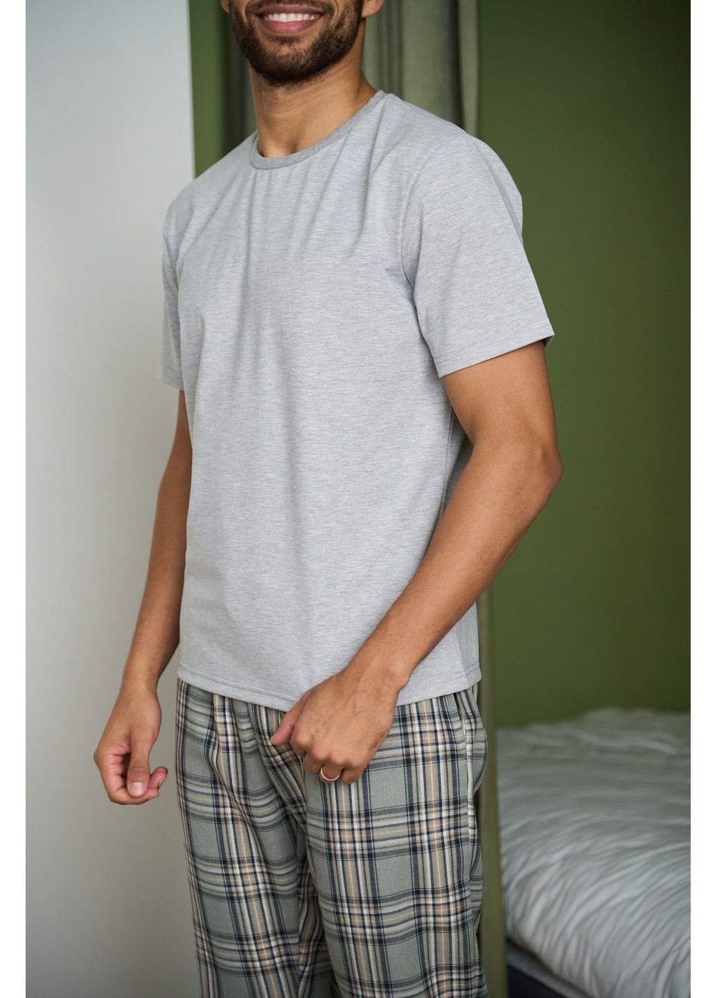 Пижама мужская футболка + штаны в клетку серые Handy Wear (278076142)