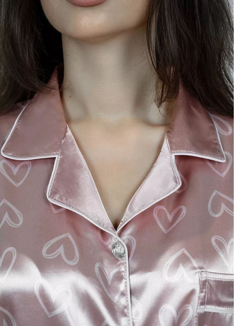 Світло-рожева піжама атласна брючна класична з принтом сердечка сорочка + брюки Cindylove