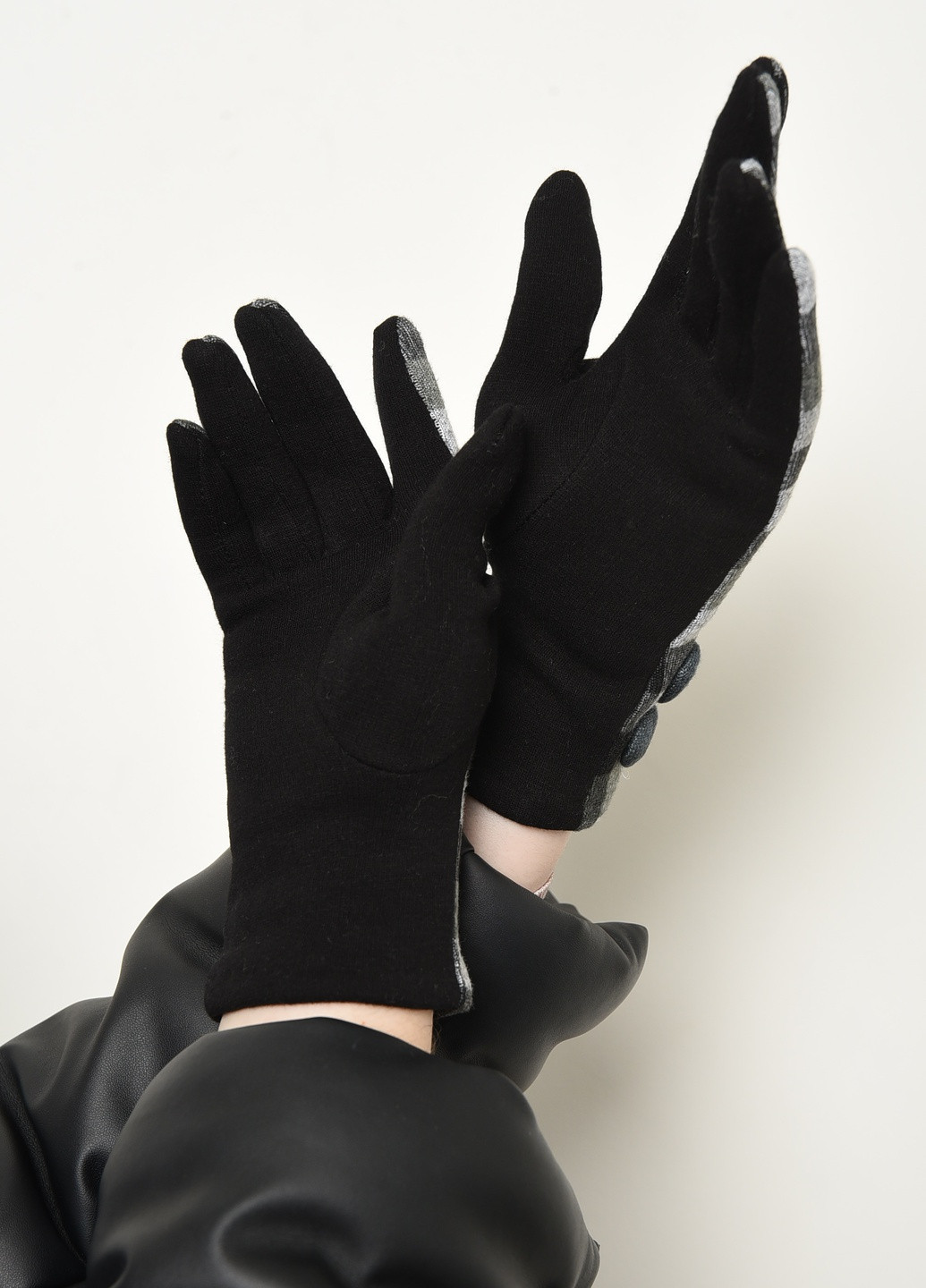 Перчатки женские текстильные на флисе черно-серого цвета Let's Shop (256691073)