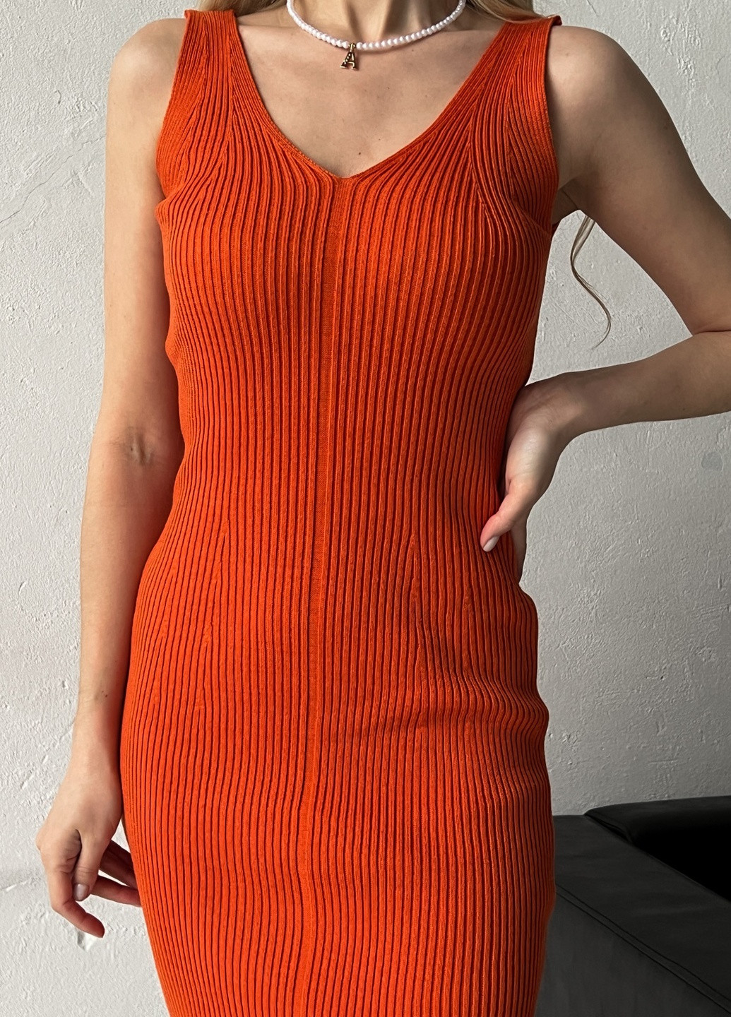 Оранжевое кэжуал платье с открытыми плечами Larionoff однотонное