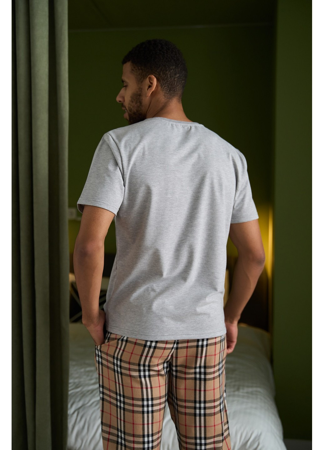 Пижама мужская футболка серая + штаны в клетку бежевые Handy Wear (278076140)
