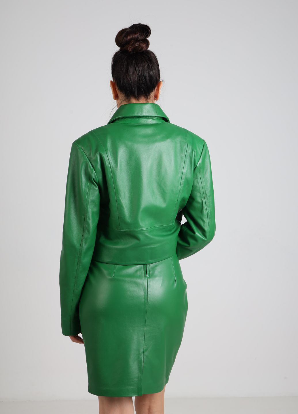 Зеленая демисезонная женский костюм из 100% натуральной кожи юбка и куртка зеленый Actors