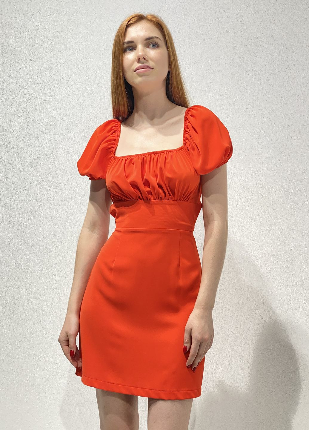 Яскраво-червона коктейльна плаття з відкритою спиною та кокеткою CHICLY однотонна
