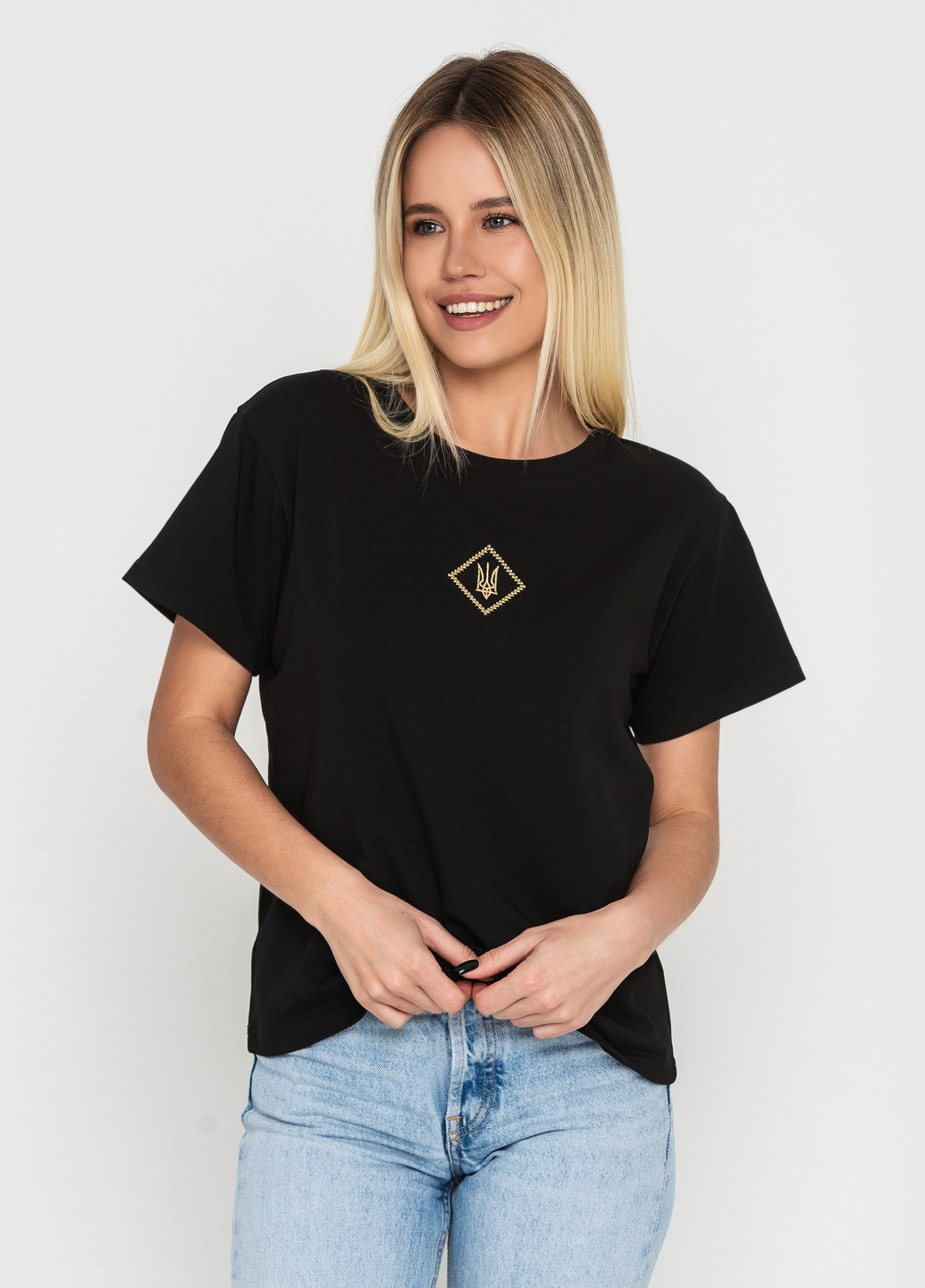 Черная всесезон футболка женская с вышивкой BeART ф