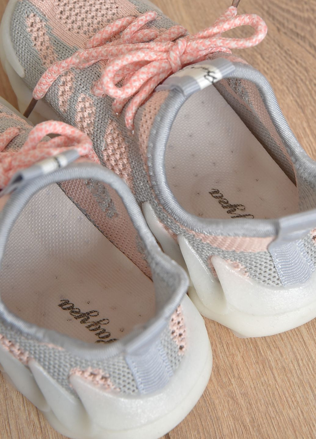 Сірі осінні кросівки дитячі для дівчинки демісезонні сіро-рожевого кольору Let's Shop
