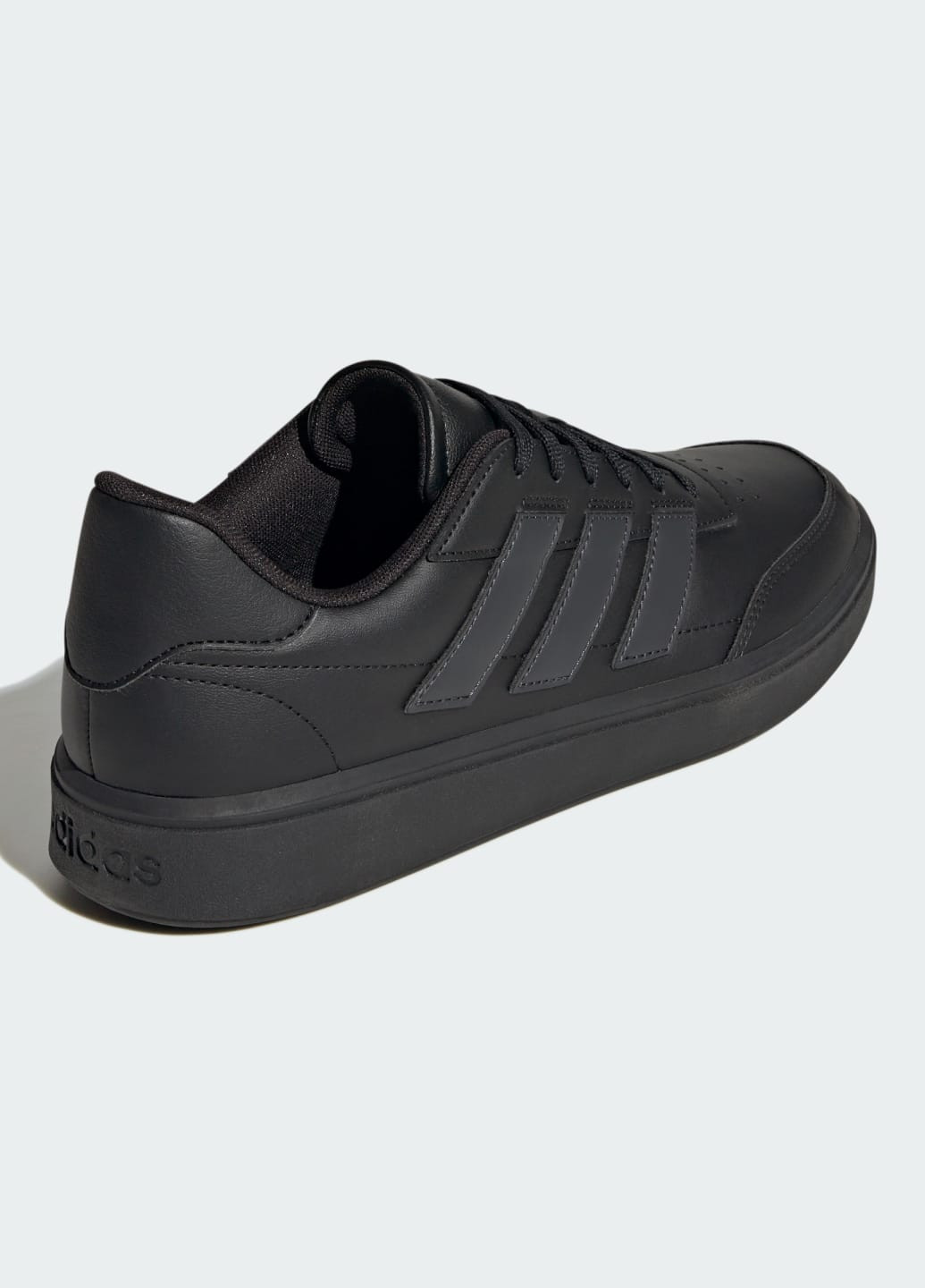 Черные всесезонные кроссовки courtblock adidas