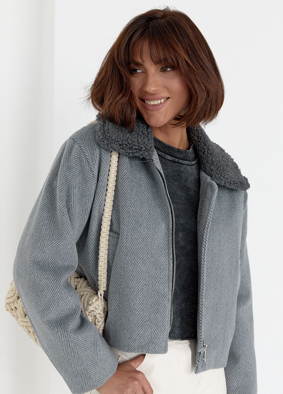 Серое демисезонное Женское короткое пальто в елочку - серый Lurex