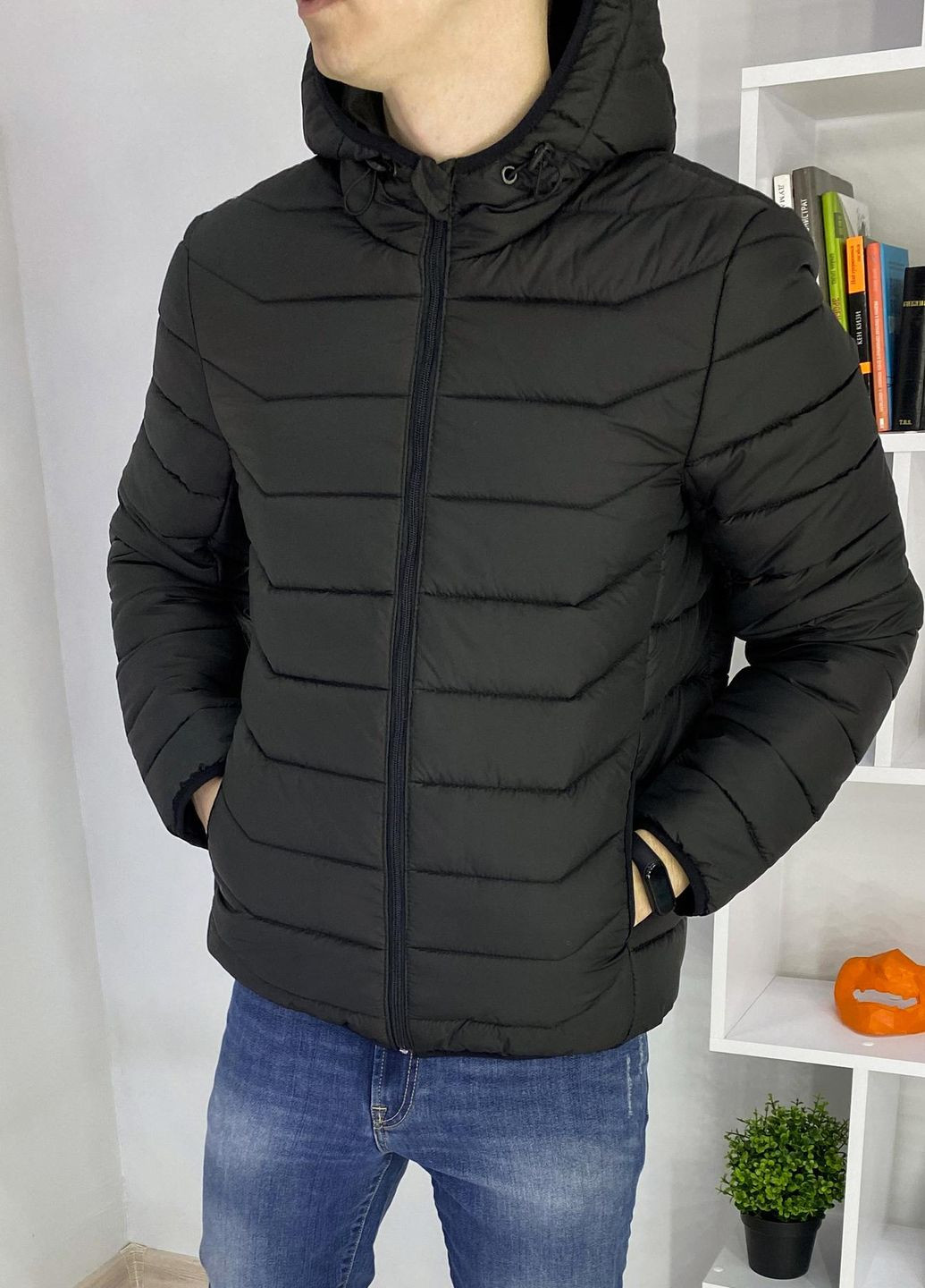 Черная демисезонная базовая стеганая куртка Vakko
