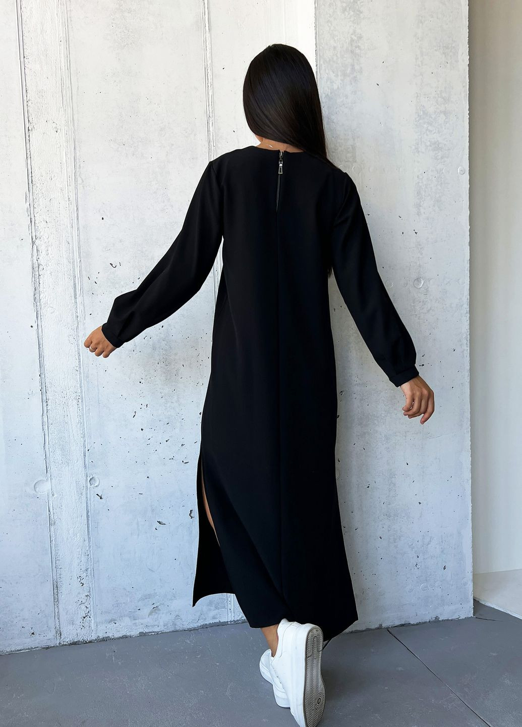 Черное кэжуал черное длинное платье прямого кроя с дизайнерской вышивкой "кот" INNOE однотонное