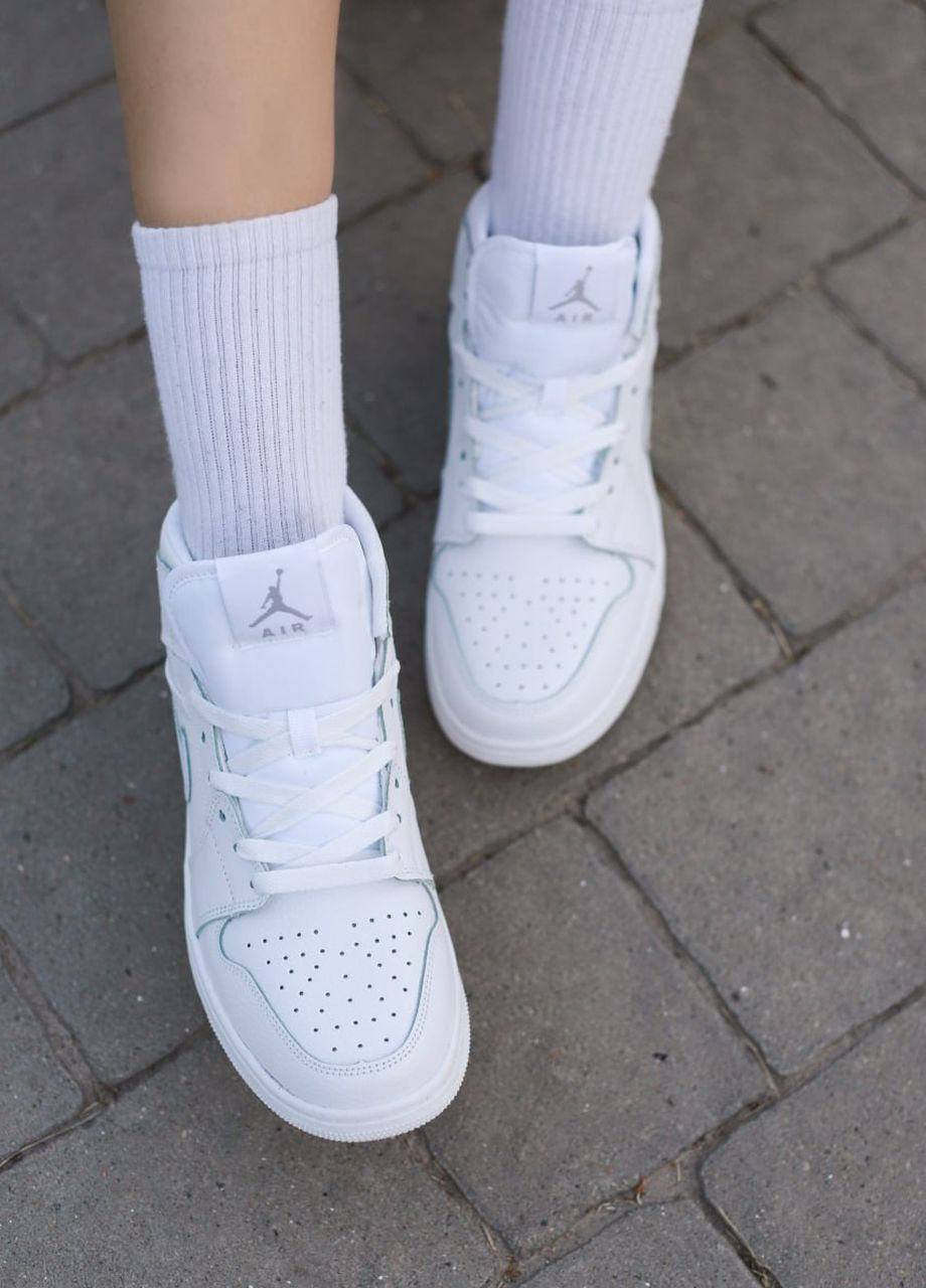 Белые демисезонные кроссовки женские nike air jordan 1 mid triple white 2.0 реплика белые No Brand
