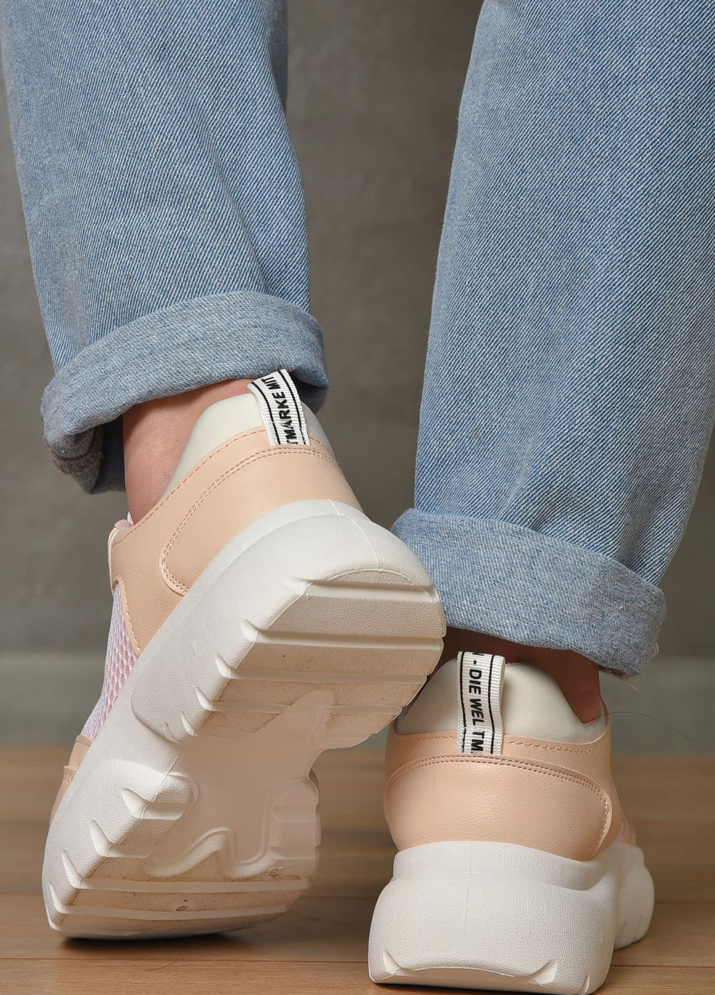 Пудровые демисезонные кроссовки женские пудрового цвета на шнуровке Let's Shop