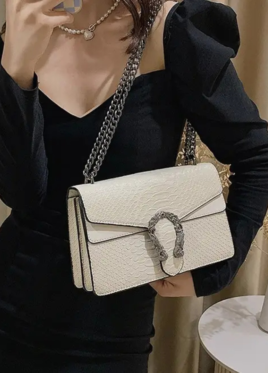 Жіноча класична сумка з залізною підковою біла No Brand (256989674)