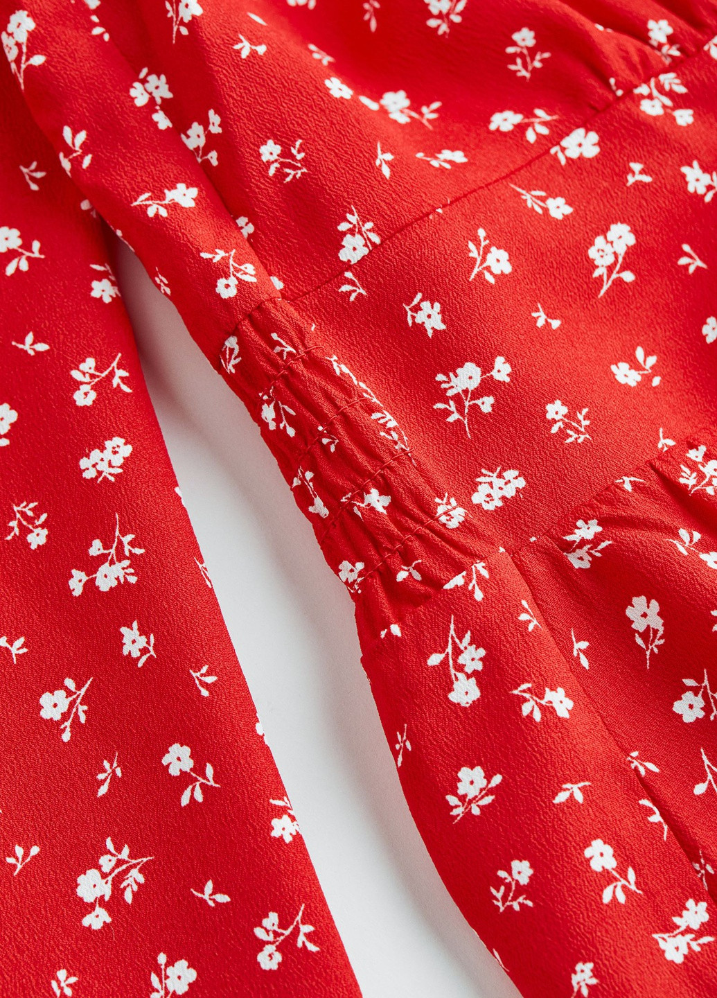 Красное кэжуал платье из крепа красное H&M с цветочным принтом