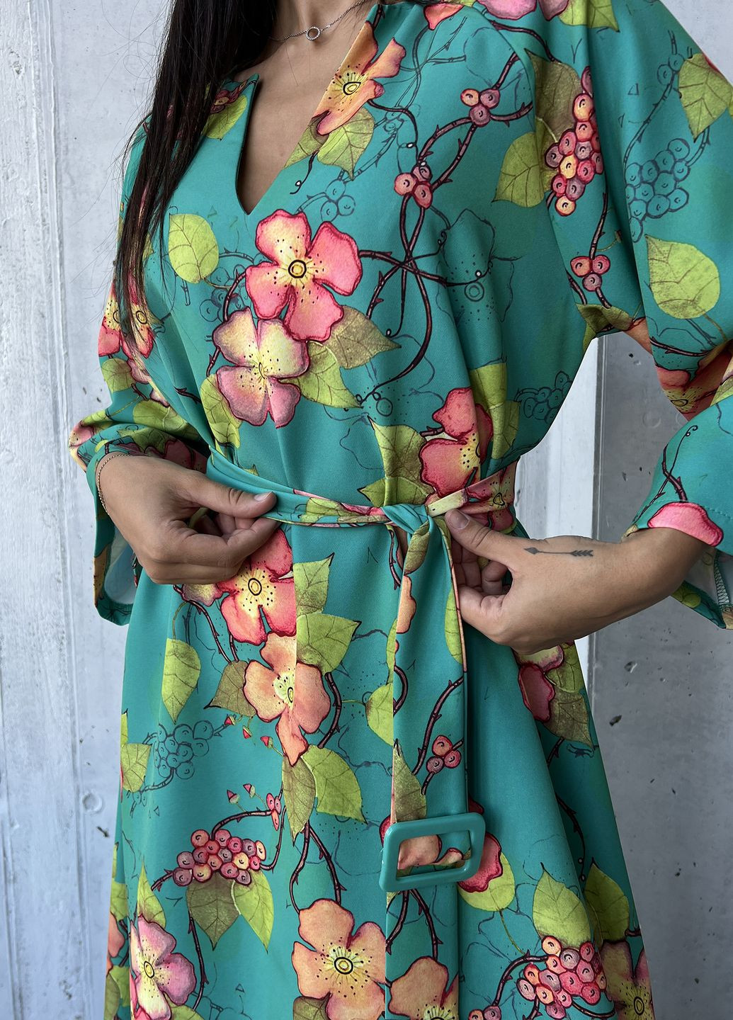 Зеленое кэжуал романтное платье меди в цветочный принт INNOE с цветочным принтом