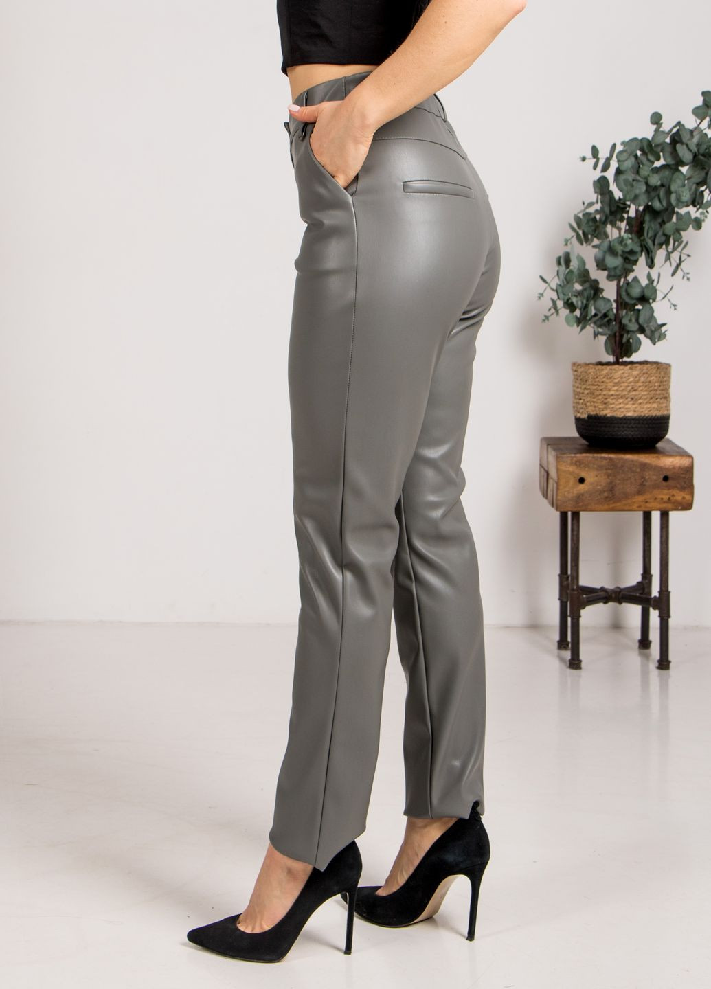 Жіночі брюки з екошкіри на кашемірі 695МЕ чорні. No Brand (276907182)