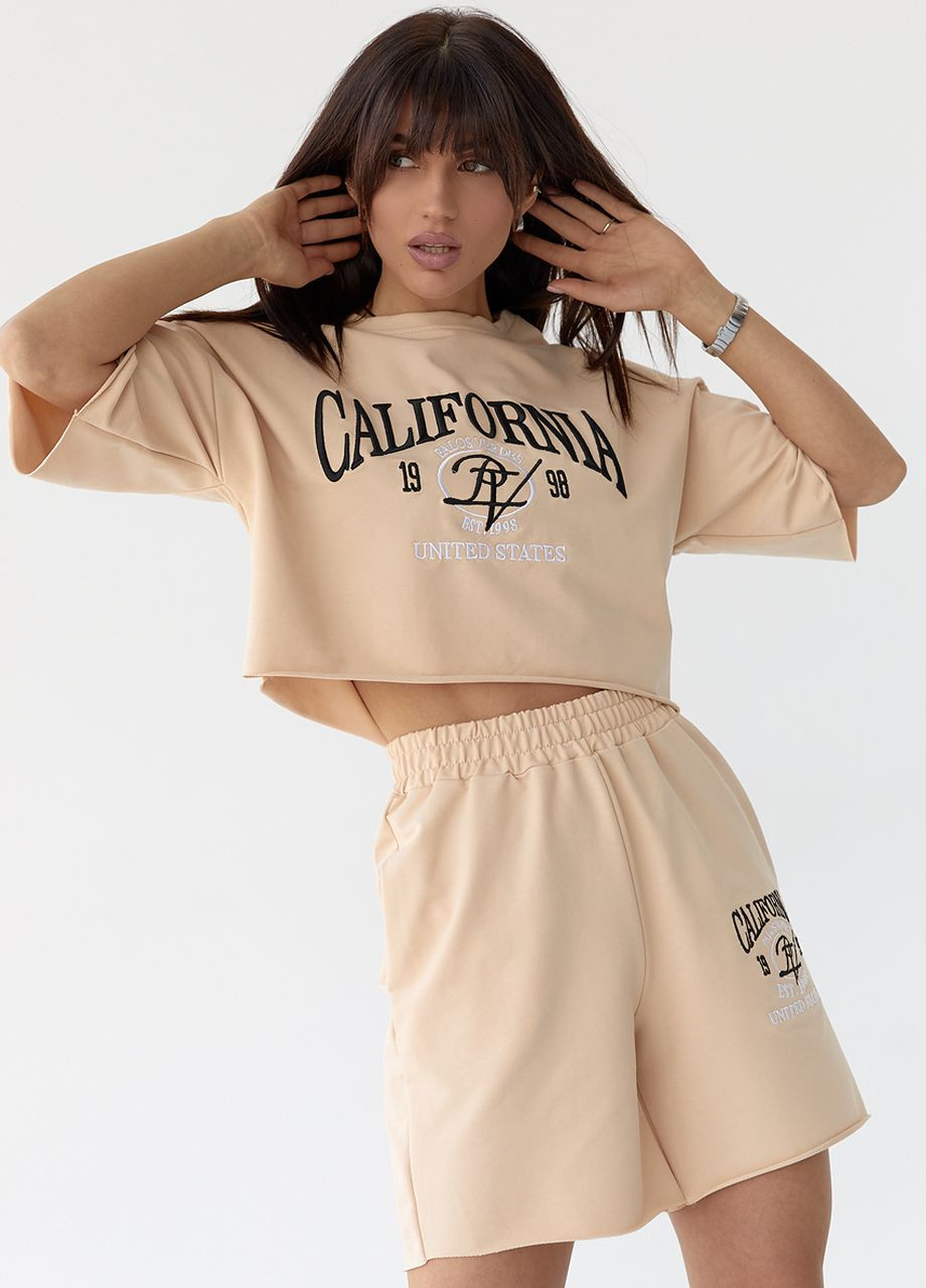 Костюм с шортами и футболкой украшен вышивкой California - кофейный Lurex (262810292)