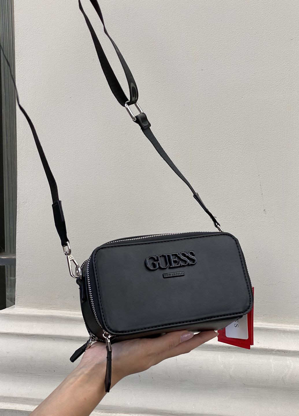 Женская прямоугольная сумка кросс-боди на ремешке черная Guess (276057407)