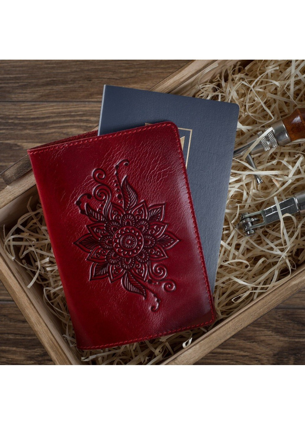 Шкіряна червона обкладинка на паспорт HiArt PC-01 Mehendi Classic Червоний Hi Art (268371420)
