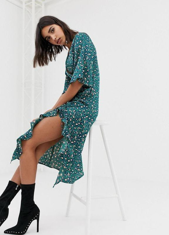 Бирюзовое темно-бирюзовое медное атласное платье с разрезом сбоку и складками и леопардовым принтом PrettyLittleThing с животным (анималистичным) принтом