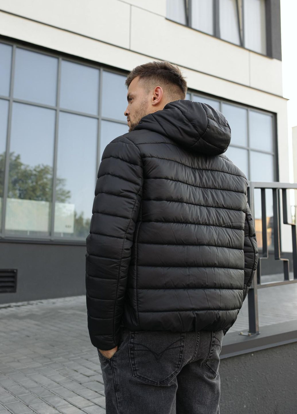Чорна демісезонна базова стьобна куртка Vakko