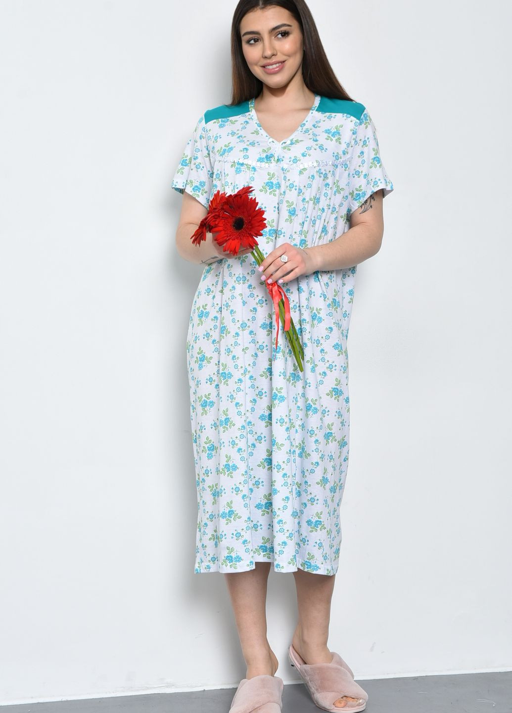 Нічна сорочка жіноча батальна білого кольору з квітковим принтом Let's Shop (271958464)