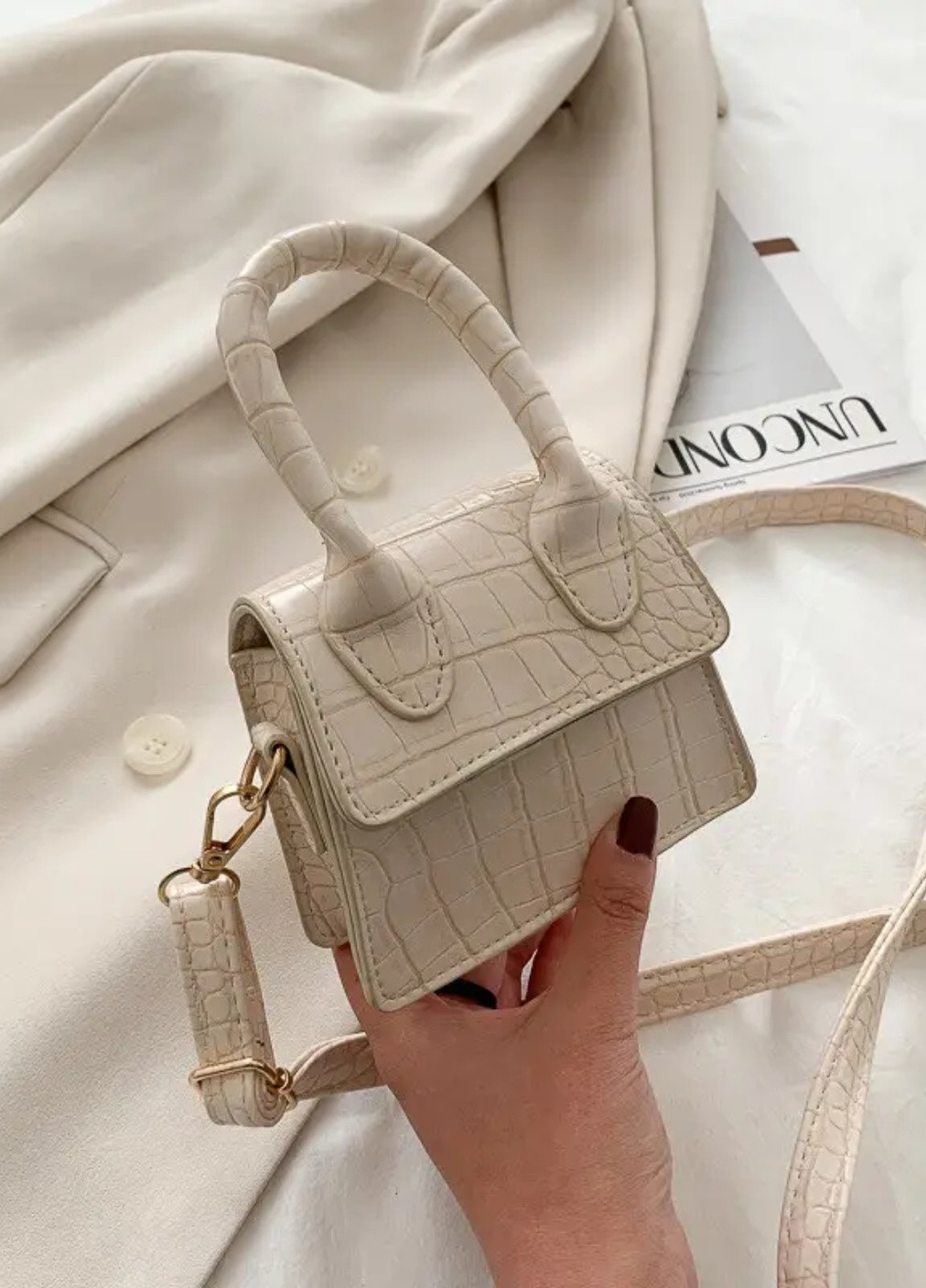 Жіноча класична маленька сумочка на ремінці крос-боді через плече бежева молочна No Brand (256989667)
