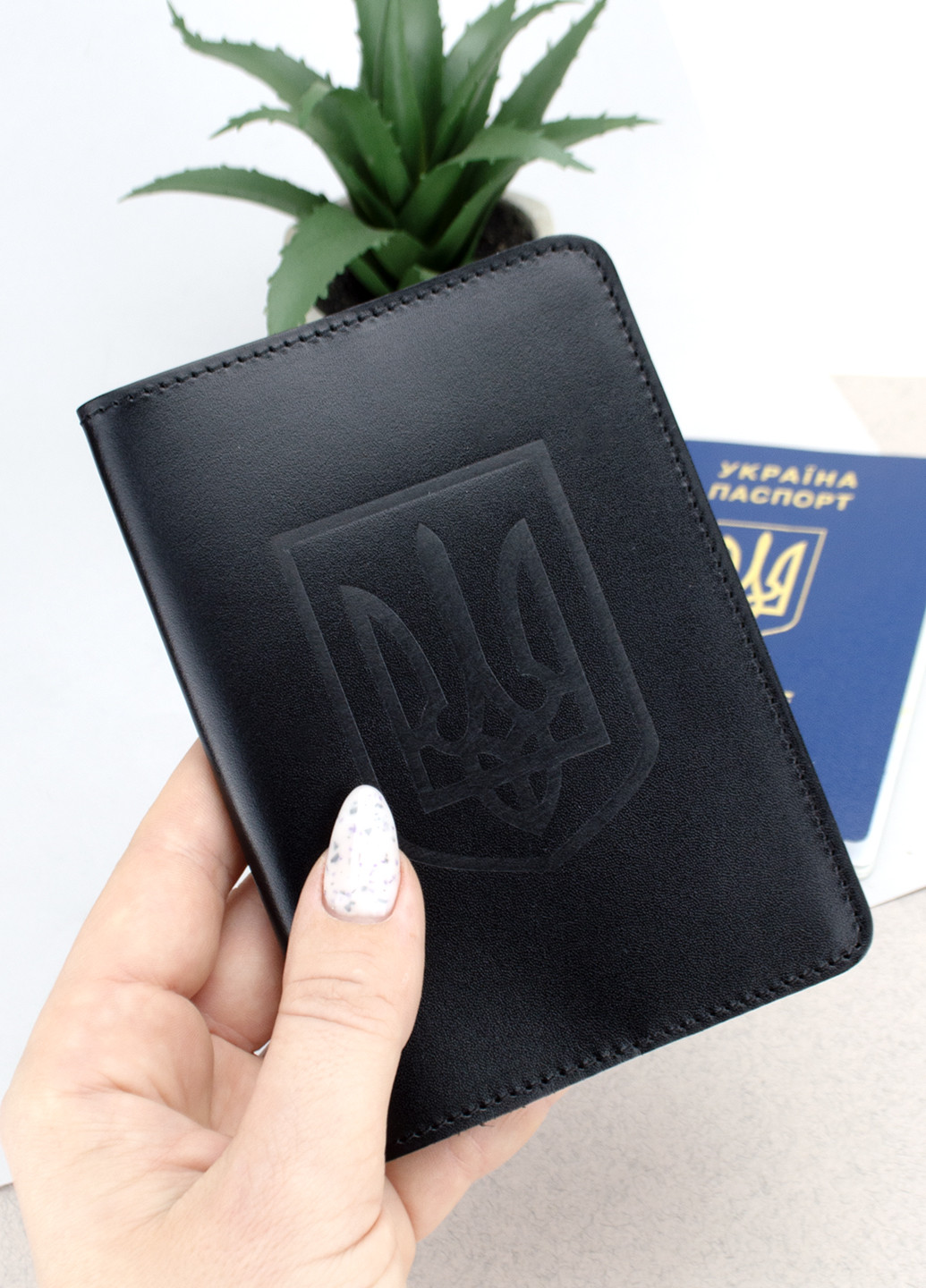 Обкладинка на паспорт шкіряна HC-0074-2 з гербом України чорна глянцева HandyCover (263686829)