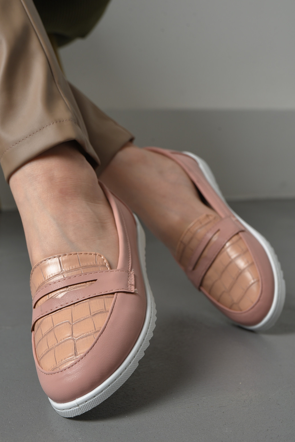 Туфли-лоферы женские розового цвета Let's Shop с цепочками