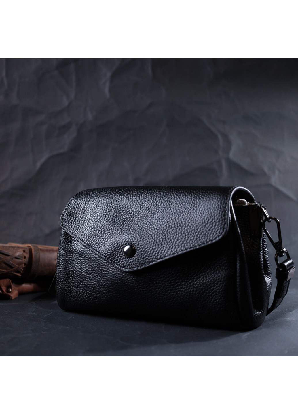 Женская кожаная сумка с треугольным клапаном 22254 Черная Vintage (276461794)