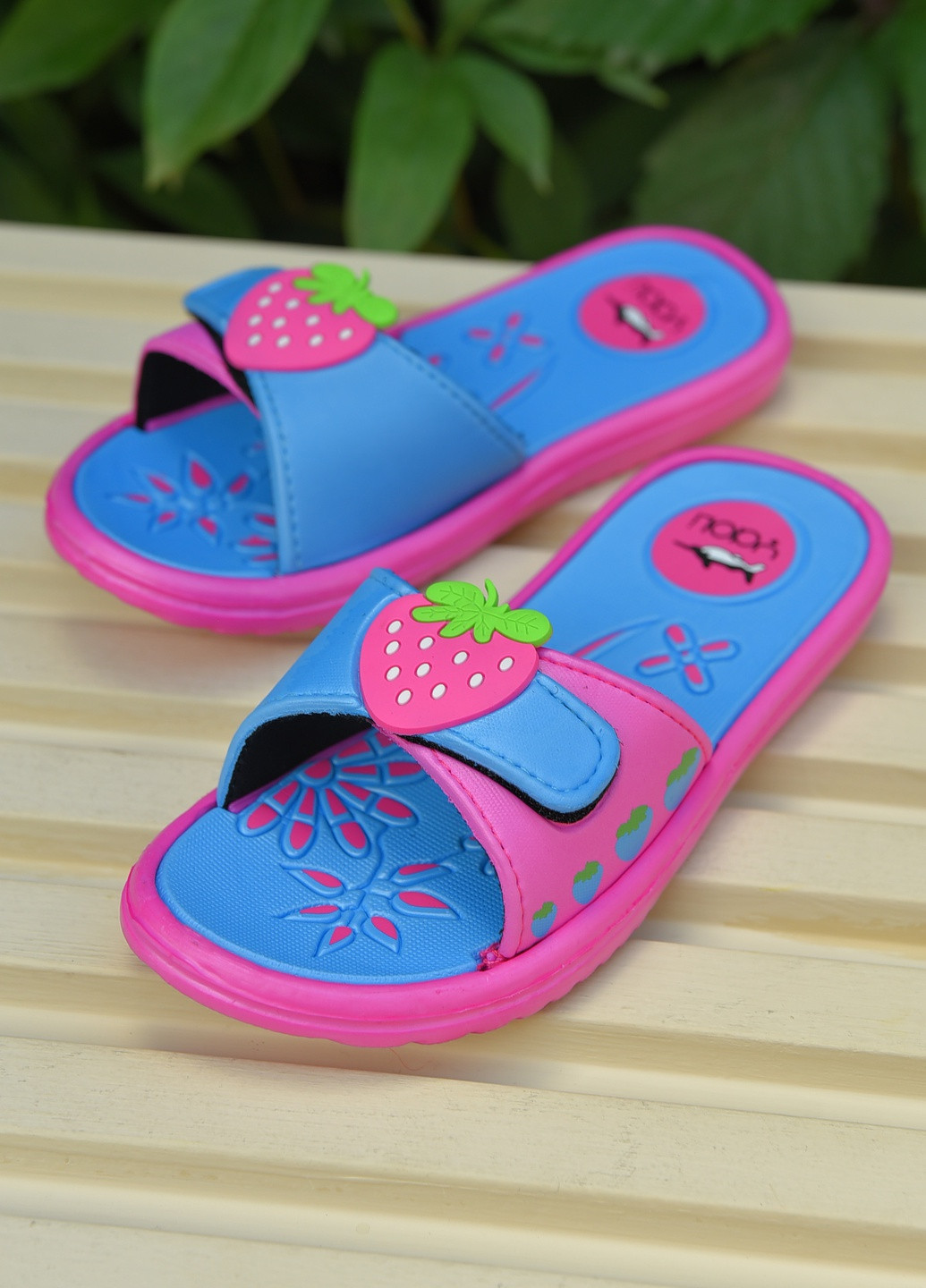 Шлепки детские для девочки розового цвета с клубничкой Let's Shop (259873804)