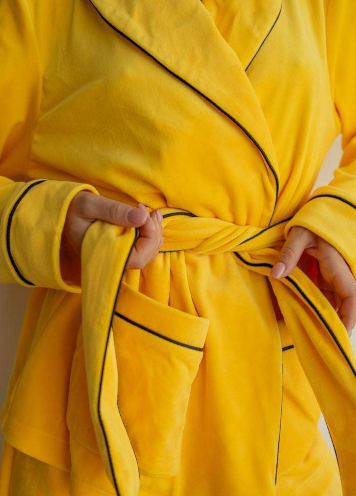 Желтая женская пижама велюр eva на запах желтого цвета р.l 443804 New Trend