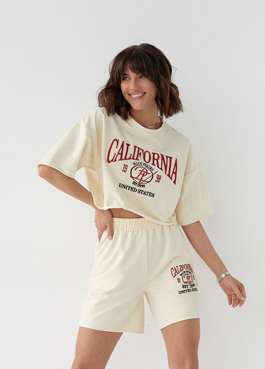 Костюм с шортами и футболкой украшен вышивкой California - кремовый Lurex (262810691)
