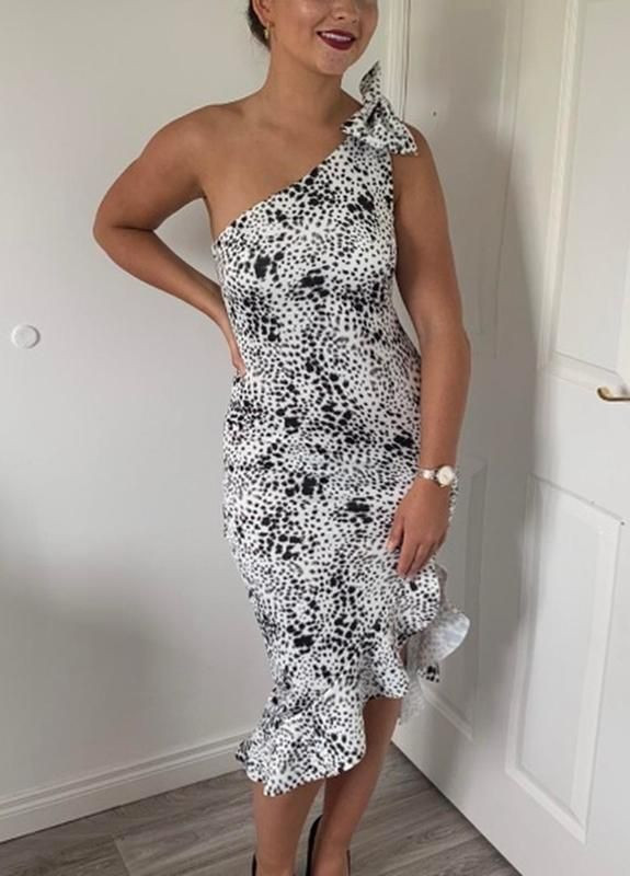 Комбинированное платье меди на плечо с бантом и принтом design Asos