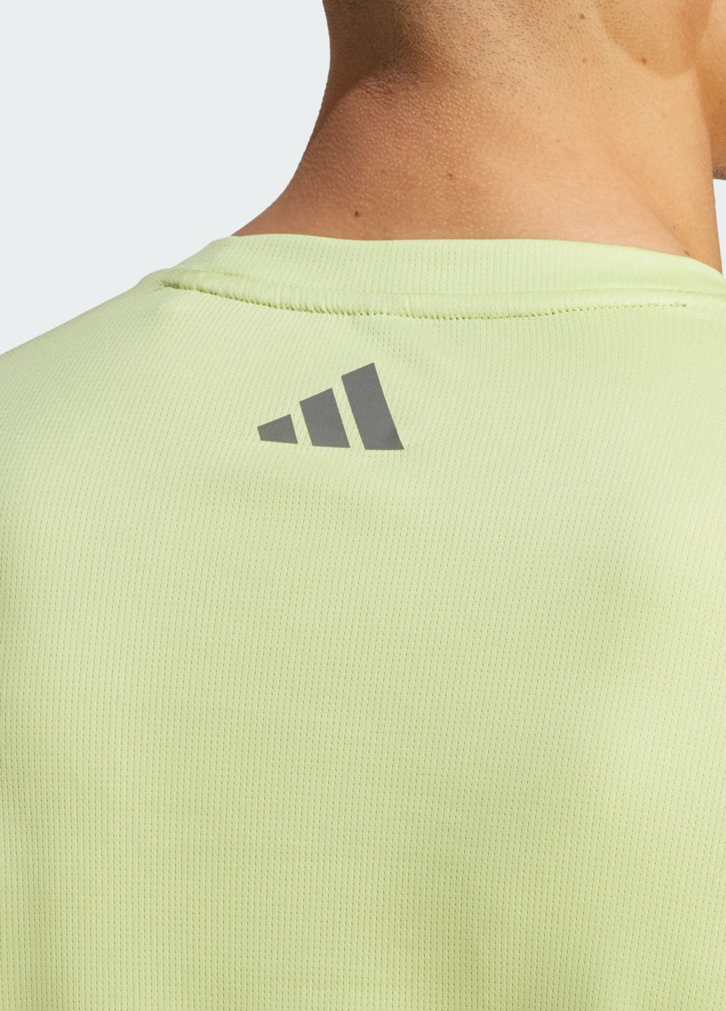 Зеленая футболка hiit graphic training adidas